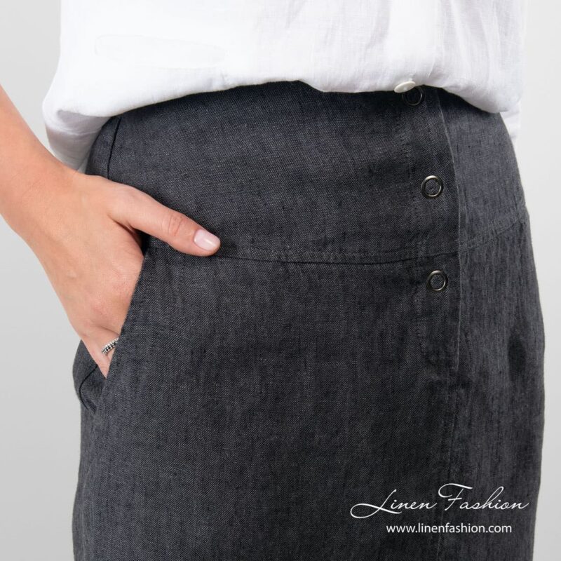 Linen skirt in black.