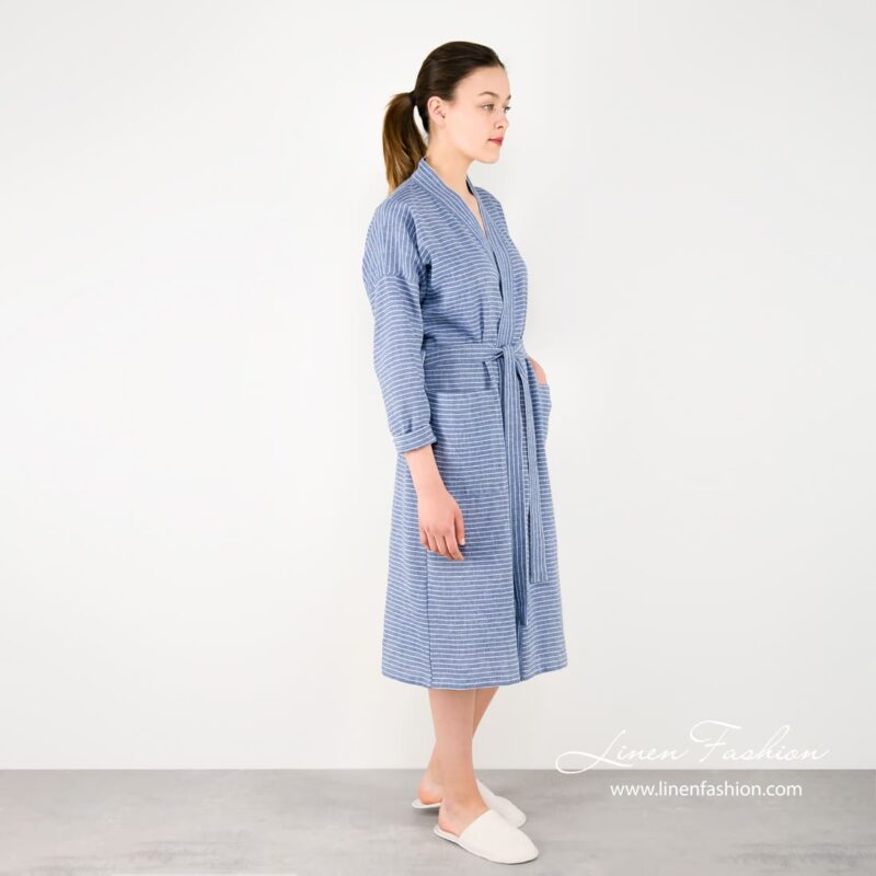Bathrobe with stripes in blue for women.