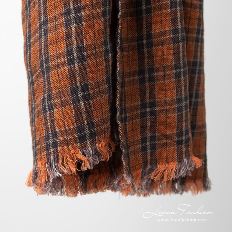 Linen wool shawl in checks, with loose fringes