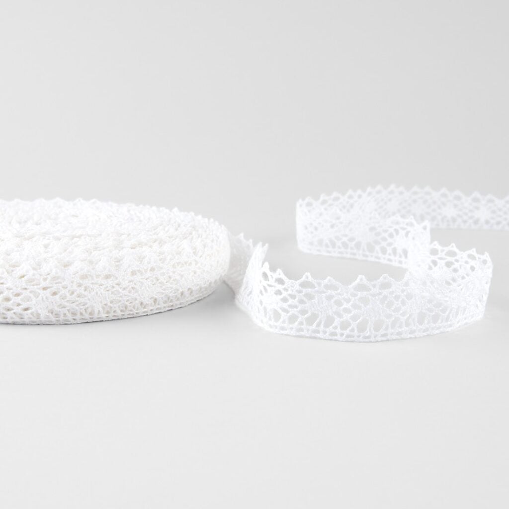 Linen lace bright white No. 103